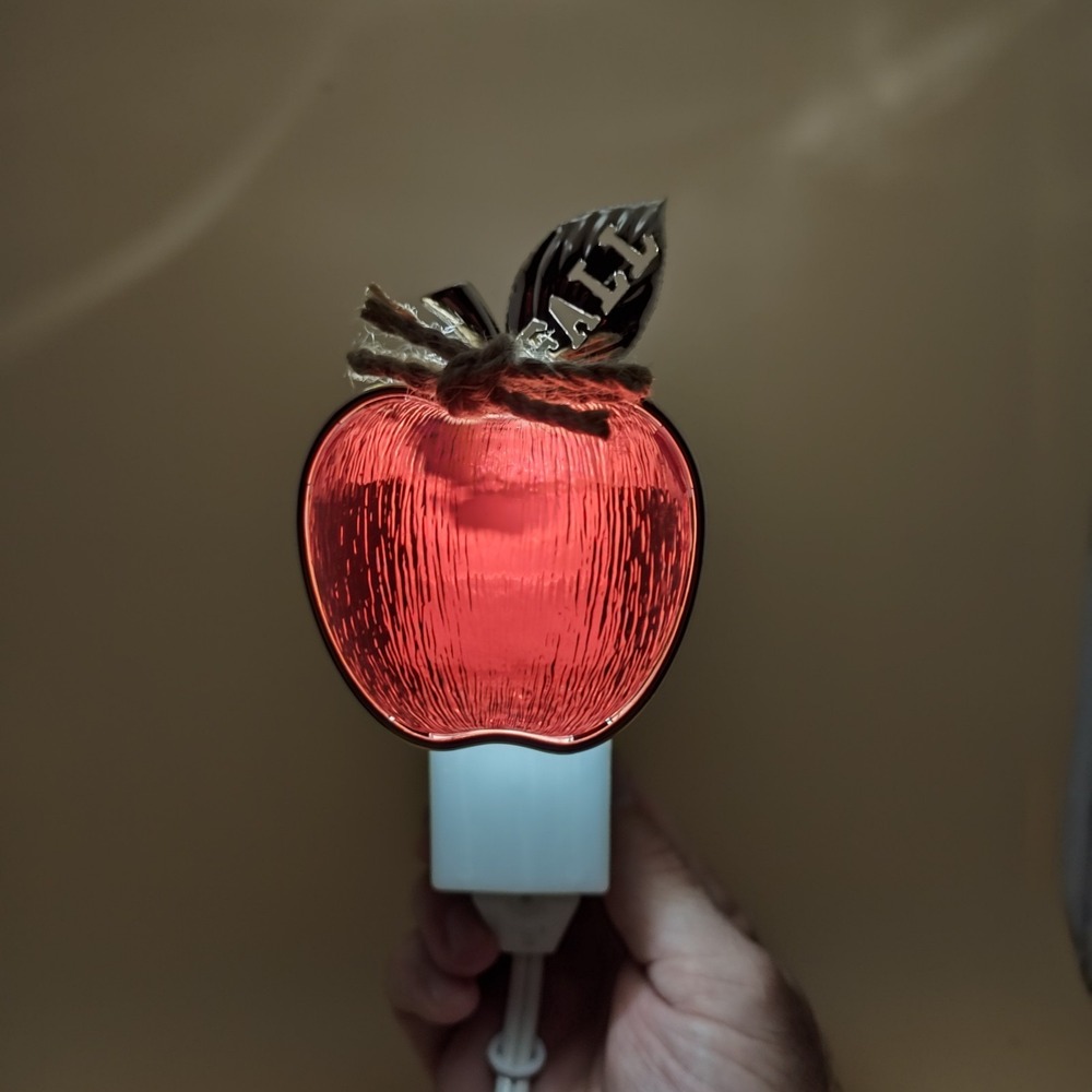 Bath & Body Works Wallflowers Red Apple Night Light- Pre-Owned- WORKS!